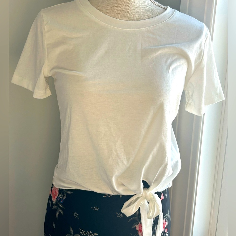 White t shirt with belly tie